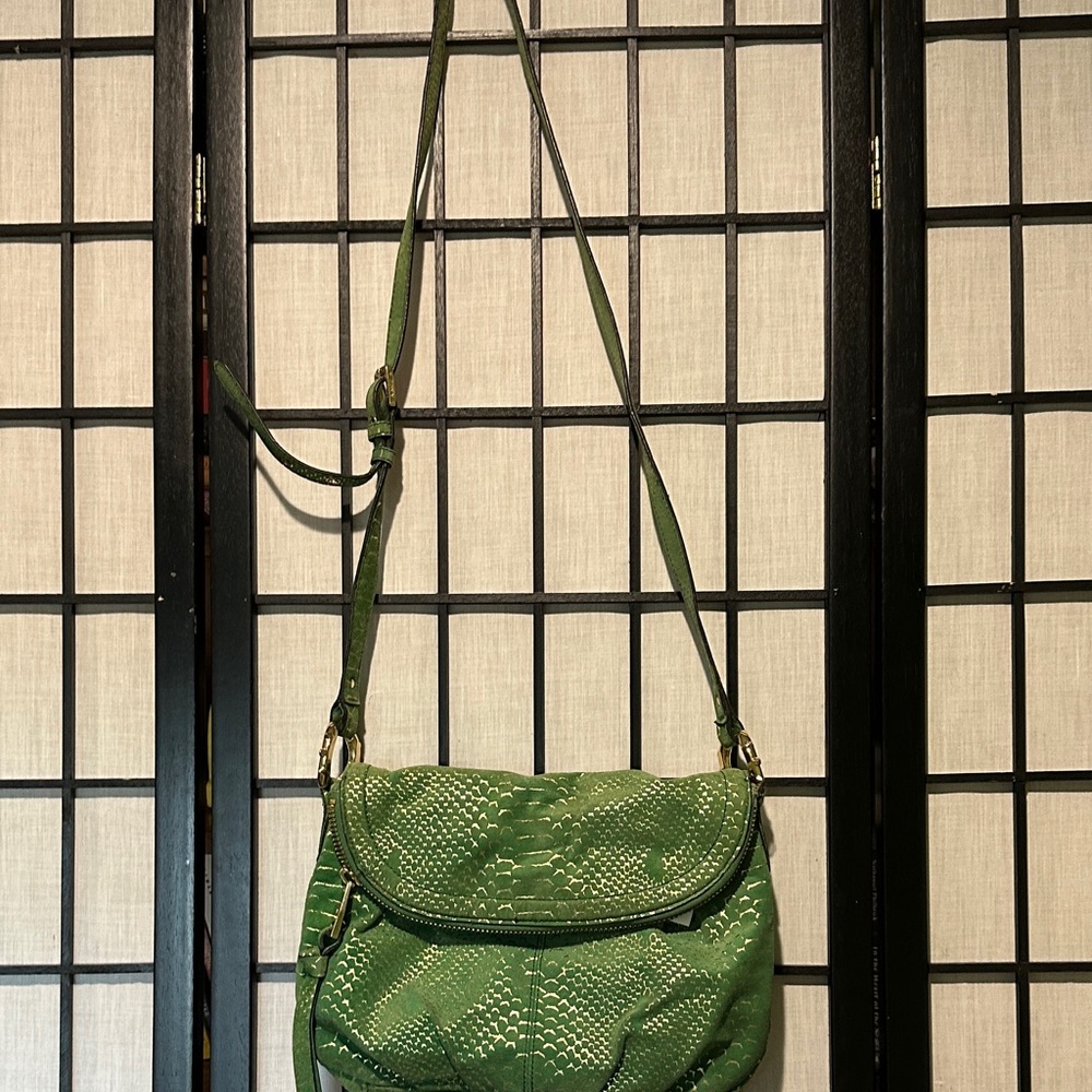 Aimee Kestenberg Green Gold Snakeskin Textured Leather Shoulder Bag Zippers EUC - Picture 2 of 13